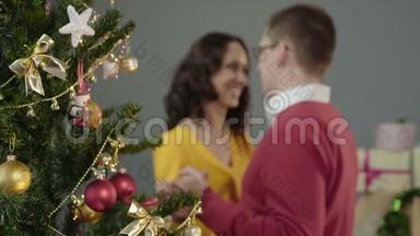在圣诞晚会上，一对可爱的情侣在跳舞，互相祝福